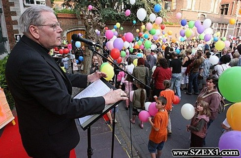 Kiátkozhatják a pedofil belga ex-püspököt