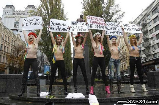 Ukrán nők félmeztelenül a szexuális kizsákmányolás ellen
