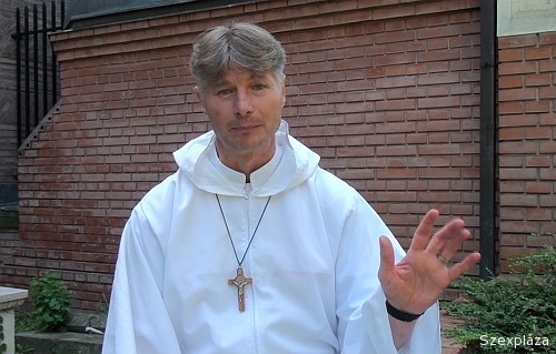 Terpesztős fotón pózol a Stohlt börtönben meglátogató pap