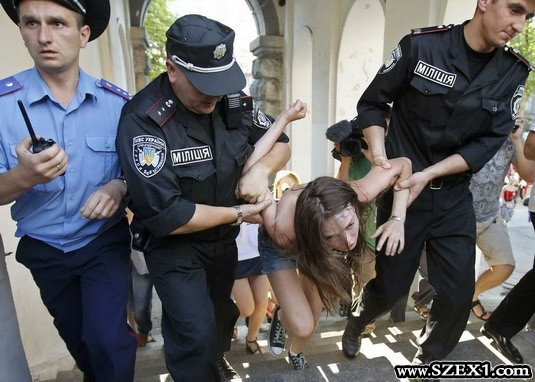 Megtépték a Femen meztelen tiltakozókat