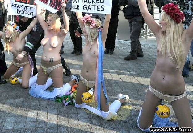 Őrült nők tüntetnek